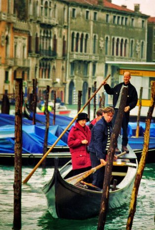 gondola dude_Ssi.JPG